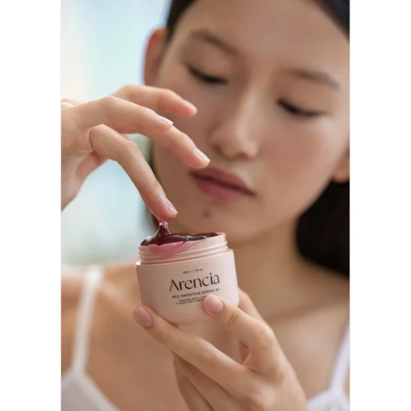 Applying Arencia Red Smoothie Serum 30 to the face after essence