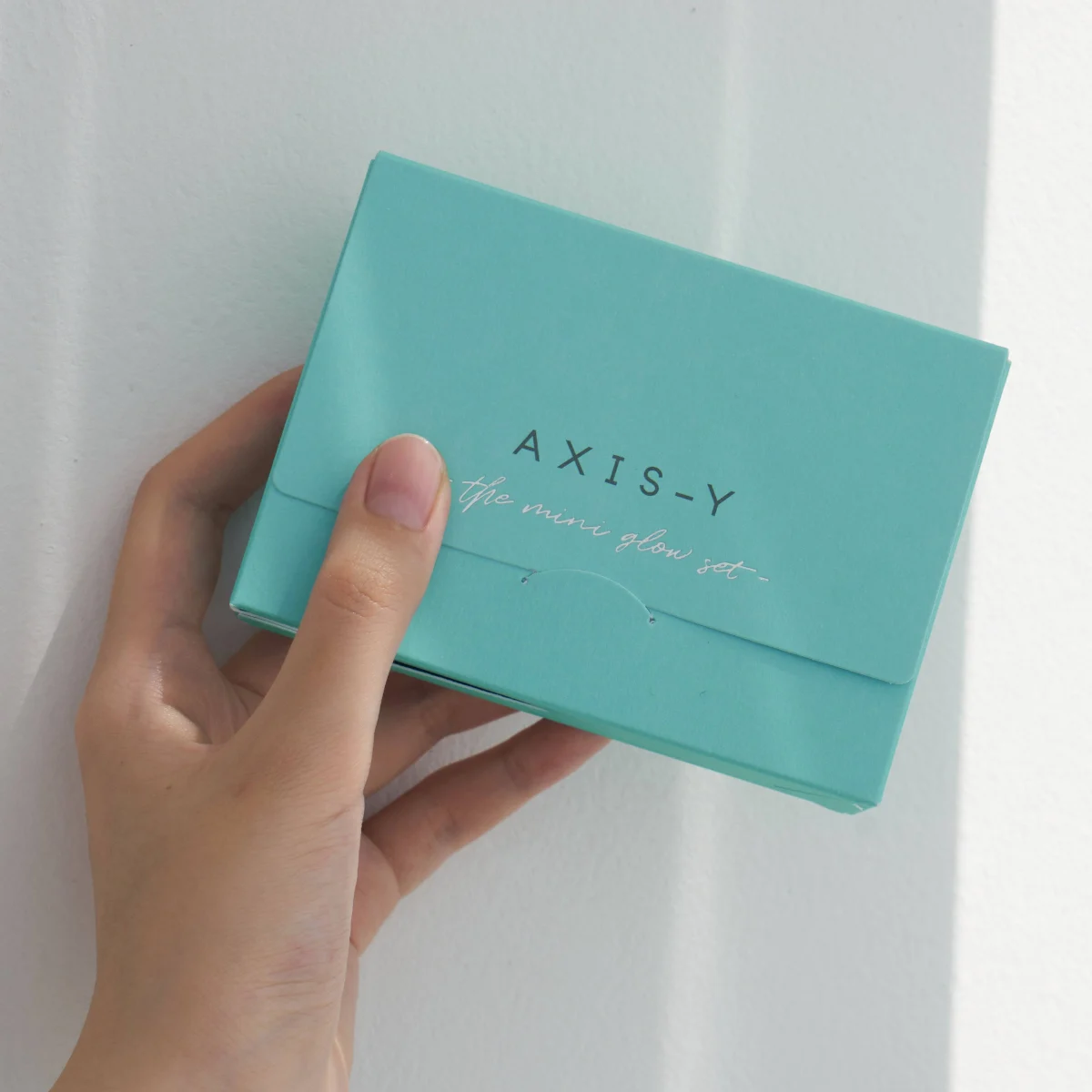 AXIS-Y Mini Glow Set gift box in hand