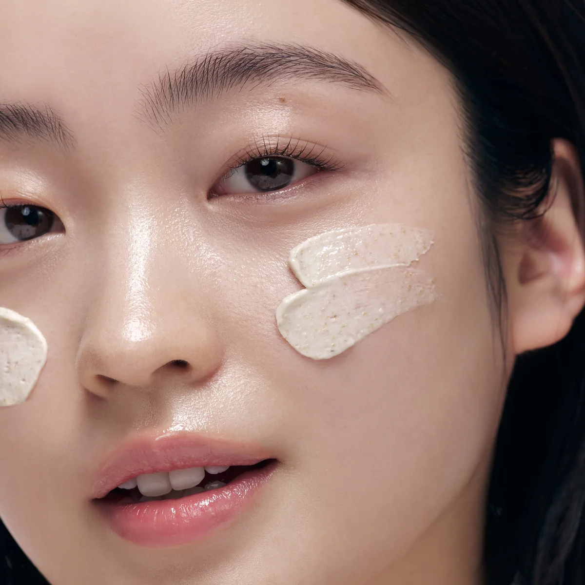 Beauty of Joseon Ground Rice and Honey Glow Mask on-skin glow application close-up